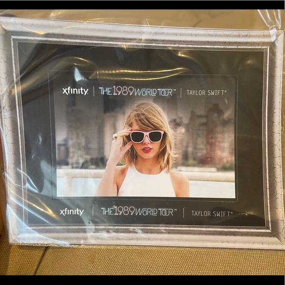 1989 World Tour Taylor Swift Magnet - Picture 1 of 1